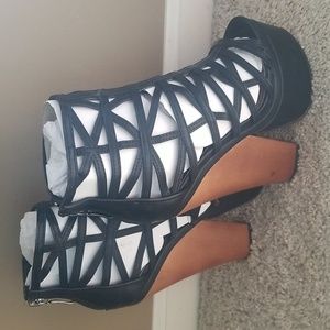 BEBE NWT platform gladiator sandal 6M